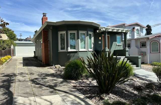 Charming 2BR Berkeley Home with Updated Kitchen, Garage & Backyard Gallery 3