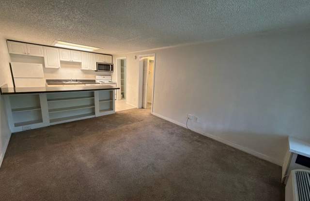 LIMITED SPECIAL: Lease by 10/31 and get half of your first full month RENT FREE!!! Gallery 2