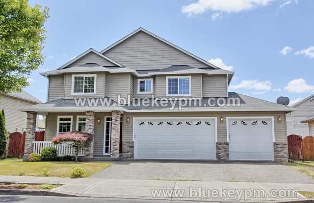 Battle Ground Home with 4 Bed, 2.5 Bath and Den/Office photos photos