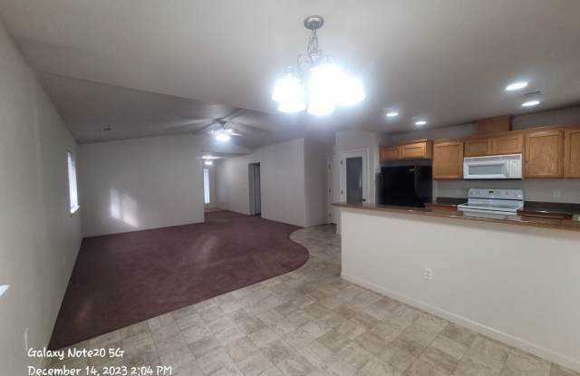 Northwest Medford - 3 Bedrooms 2 Bathroom home Gallery 4