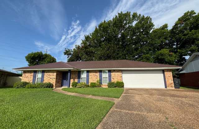 AMPLE SPACE WITH OVERSIZED YARD IN THE CENTER OF BOSSIER CITY photos photos