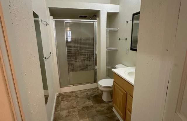 Spacious 4-Bedroom Apartment Near Viterbo University photos photos