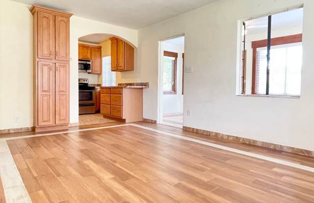 Just Listed! Large 1/1 Winter Park Home with Fenced Yard, Washer/Dryer & Lawncare Included Gallery 4