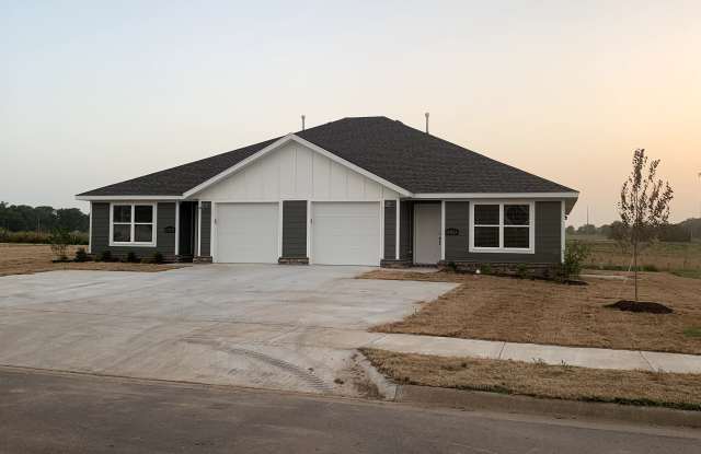 14901 N Teresa Drive - 14901 N Teresa Dr, Siloam Springs, AR 72761