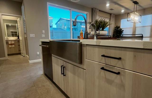 SHOWS BETTER THAN A MODEL HOME – FULLY FURNISHED & MOVE-IN READY! Gallery 4