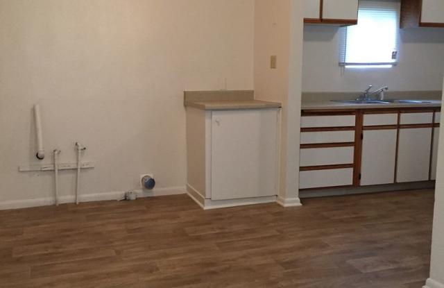3BD 2BTH - FENCED YARD & WASHER DRYER HOOKUP - Grants Pass Gallery 3