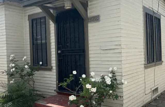 4214 S Hoover St photos photos