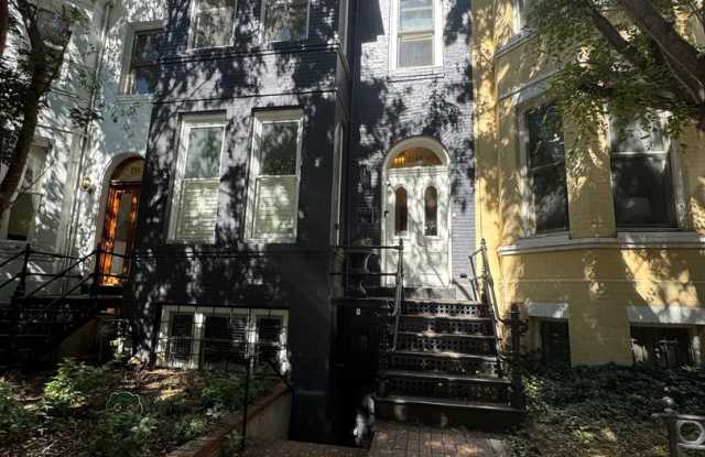 Newly Renovated, AMAZING Location, One Bedroom in West End! -Private Patio! Gallery 1