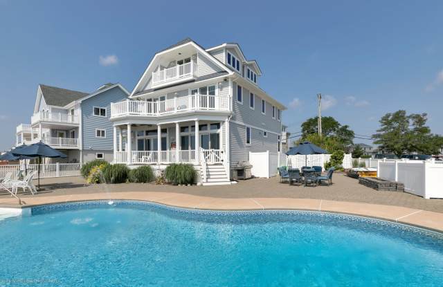 581 Bayview Drive Gallery 2