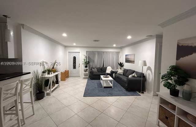 1116 N 13th Ct Gallery 3