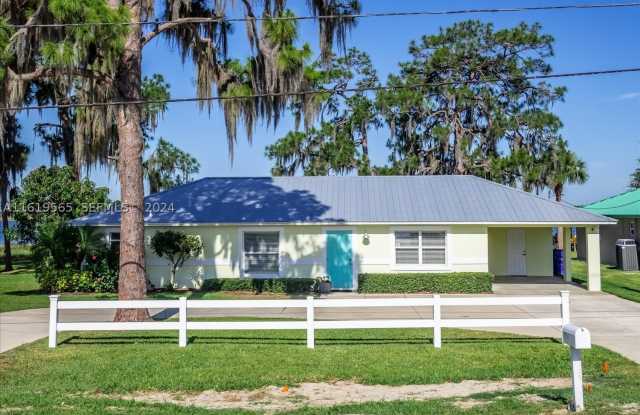 924 Lake Dr E Gallery 2