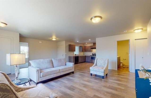 Modern 3 Bedroom, 2 Bathroom Townhouse for Rent Gallery 3