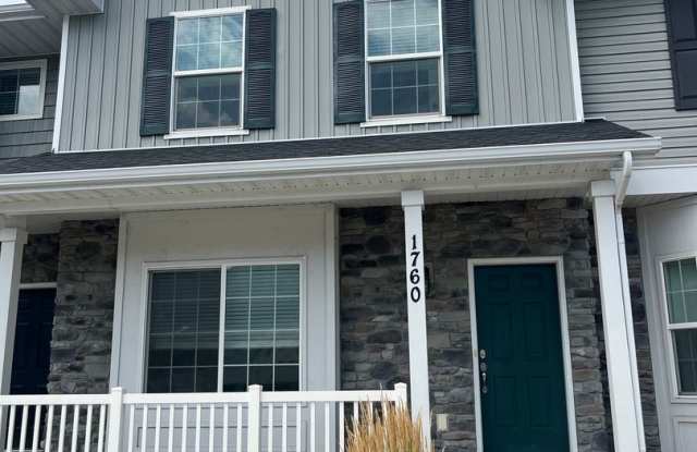 1 Female Room in a Cute Orem Townhome photos photos