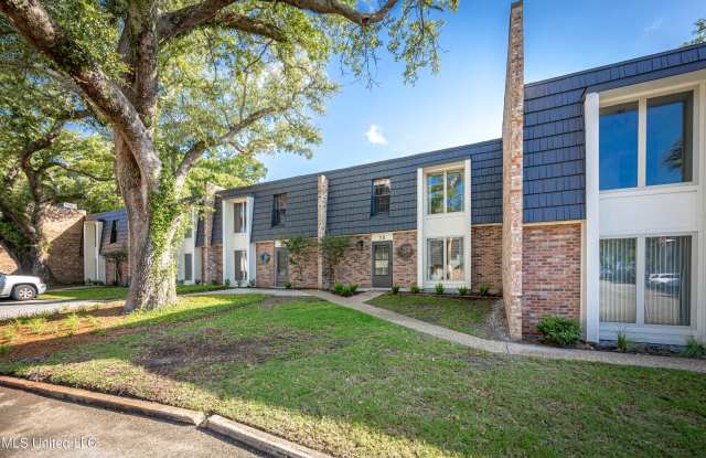 527 Front Beach Drive - 527 Front Beach Drive, Ocean Springs, MS 39564