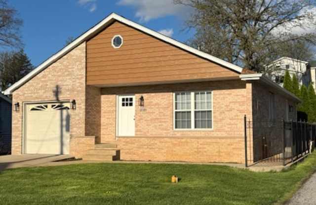 2 Bedroom, 2 Bathroom Home- Cedar Lake, IN photos photos