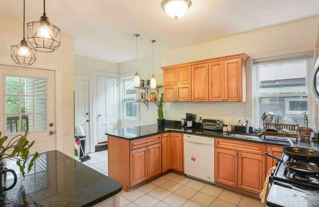 Great Mission Hill 6bd/2bath photos photos