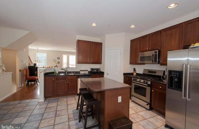 1043 MEANDERING WAY Gallery 4