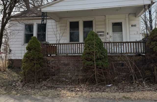 2 Bedroom 1 Bathroom Historic Westside  $1050.00 - 1040 West Lawrence Avenue, Springfield, IL 62704