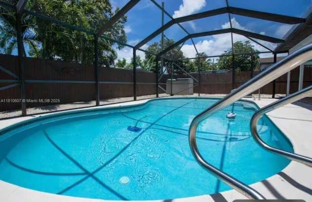 7650 NW 33rd St photos photos