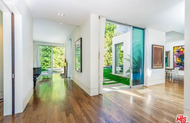 4850 ANDASOL Avenue Gallery 3