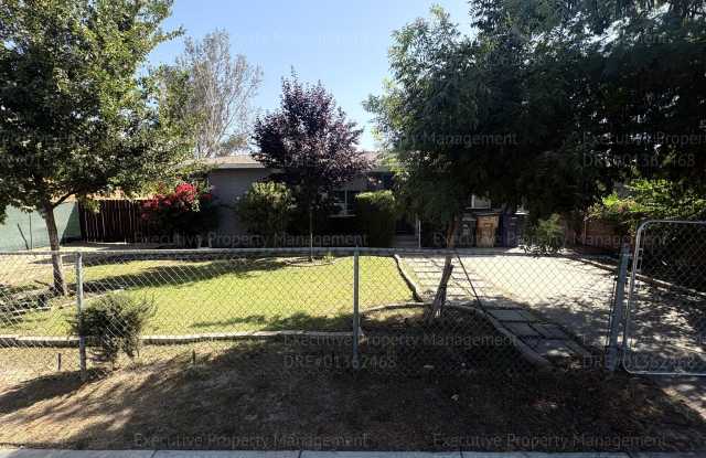 3 bedroom 2 bathroom home with gardening included. Gallery 1
