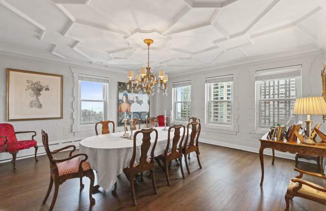 534 West Stratford Place Gallery 3