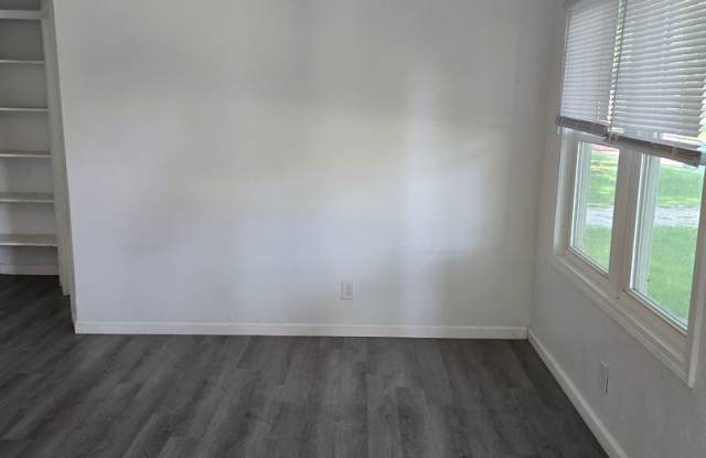 Spacious 4-Bedroom Home with Large Fenced Yard in a Quiet Neighborhood Gallery 3