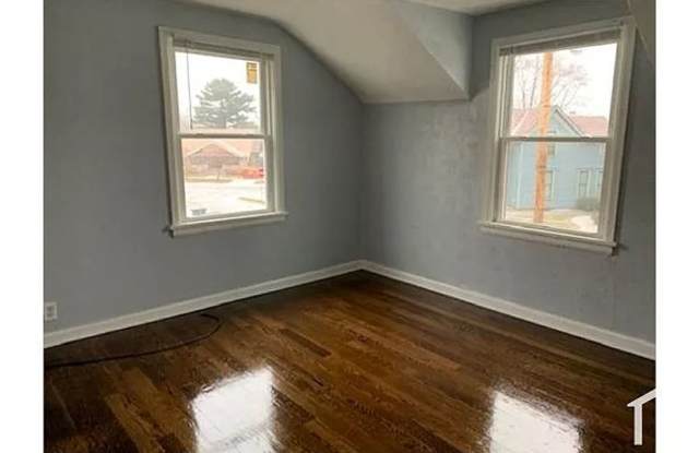 2 bed 1 bath duplex $1100/mo Gallery 3