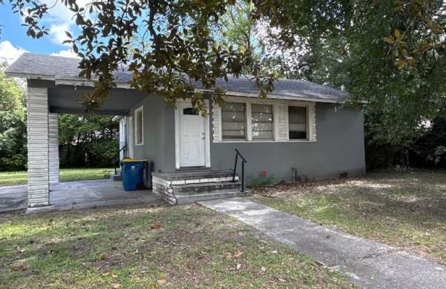 Charming 1952 Classic with Ample Parking Gallery 1