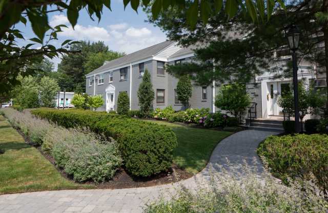 Leonia Manor: In-Unit Washer  Dryer, Heat, Hot  Cold Water Included, Cat  Dog Friendly, and Walk-In Closets Gallery 4