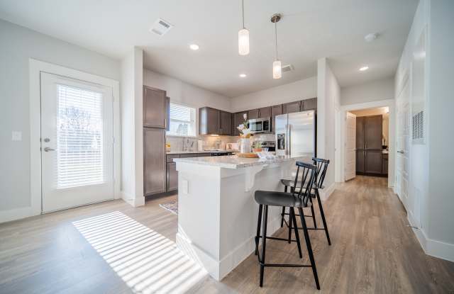 Sage Highland Creek - 55+ Active Adult Apartment Homes Gallery 4