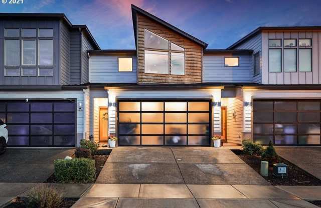 Stunning Modern Townhome with Sleek Finishes! Fenced Backyard! - 12309 Northeast 116th Street, Orchards, WA 98682