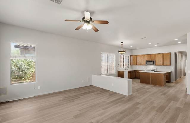Beautiful 3-Bedroom Home with Den & Spacious Backyard in Gilbert! Gallery 3