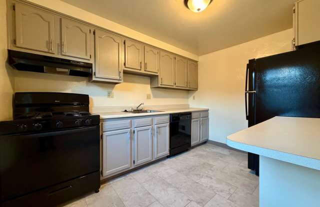 Must-See Two Bedroom Townhouse in Plum! Updated Kitchen, NEW Carpet  More! Call Today! photos photos