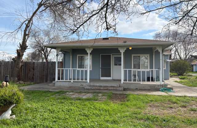 Country Like 2 Bedroom 2 Bath Single Story Home photos photos