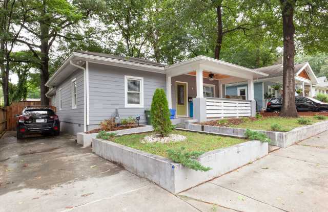 Beautifully Updated 3/2 w/ Large Fenced-In Backyard w/ Deck and Patio! Gallery 1