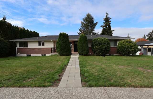 Newly Remodeled 6-Bedroom Home with Two Full Kitchens! Gallery 1