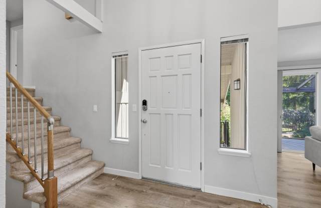 Spacious Tri-Level Home in West Lake Sammamish with Luxurious Features and Prime Location Gallery 4