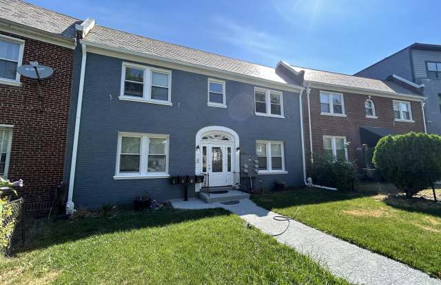 1250 Holbrook Ter NE - 2 photos photos