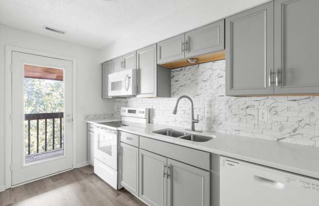 Bright Spaces, Balcony Retreats & Beach Days Near Ocean View - 2BR/2BA Apt available NOW! Gallery 4