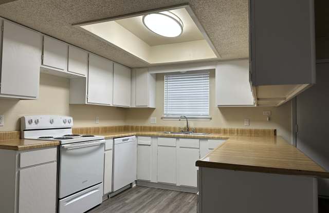 1004 Indian Trail - B Gallery 4