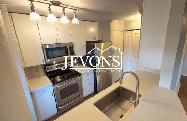 Available Now - 2BR/1.5BA Condo in Kirkland photos photos
