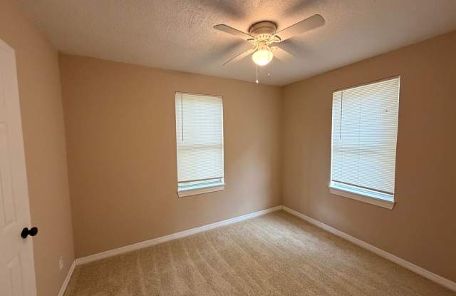 Newly Renovated 2/1 Westside Murray Hill! Gallery 1