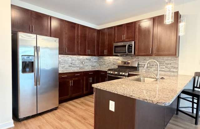 Waterfront- Year Round Community! Gallery 4