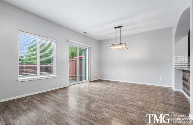 End Unit 3 Bedroom 2.5 Bathroom Townhome in Beautiful Community! Gallery 4