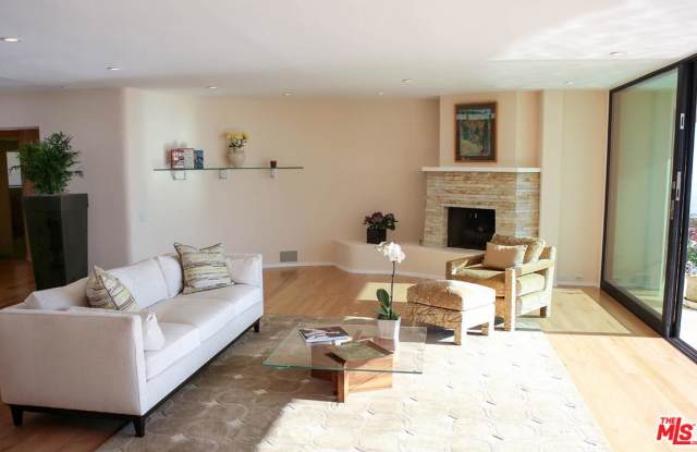 1526 BLUE JAY Way Gallery 3