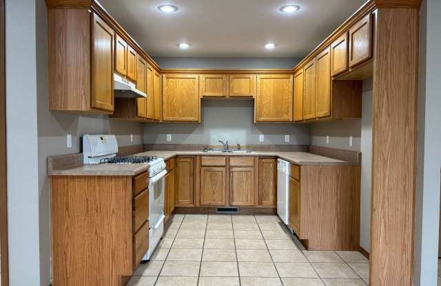 LARGE 3 Bed 2 Bath 2 Car Garage Duplex Available NOW!! Gallery 1