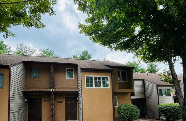 3 Bedroom 2.5 Bath Townhouse- Gallery 3