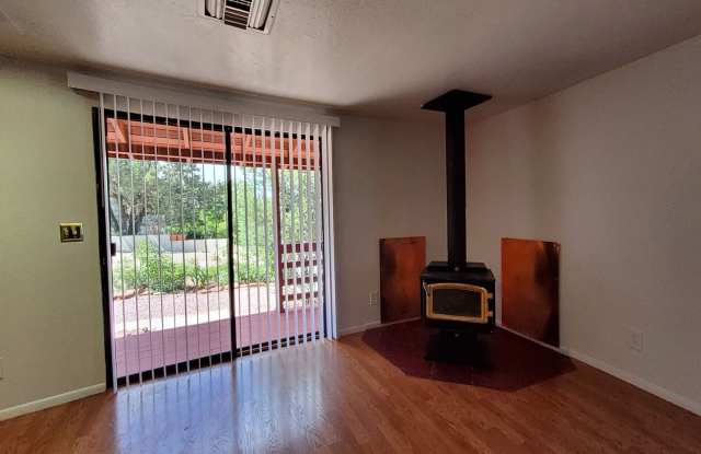 Cozy Two Bedroom Home Gallery 4