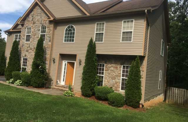 Spacious home with tons of upgrades! 4 Bedrooms/3.5 bathrooms - 64 Helen Holcombe Way, Buncombe County, NC 28715
